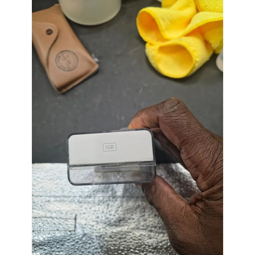 Apple iPod Shuffle 2nd Gen 1GB Gold A1204 Open Box Complete